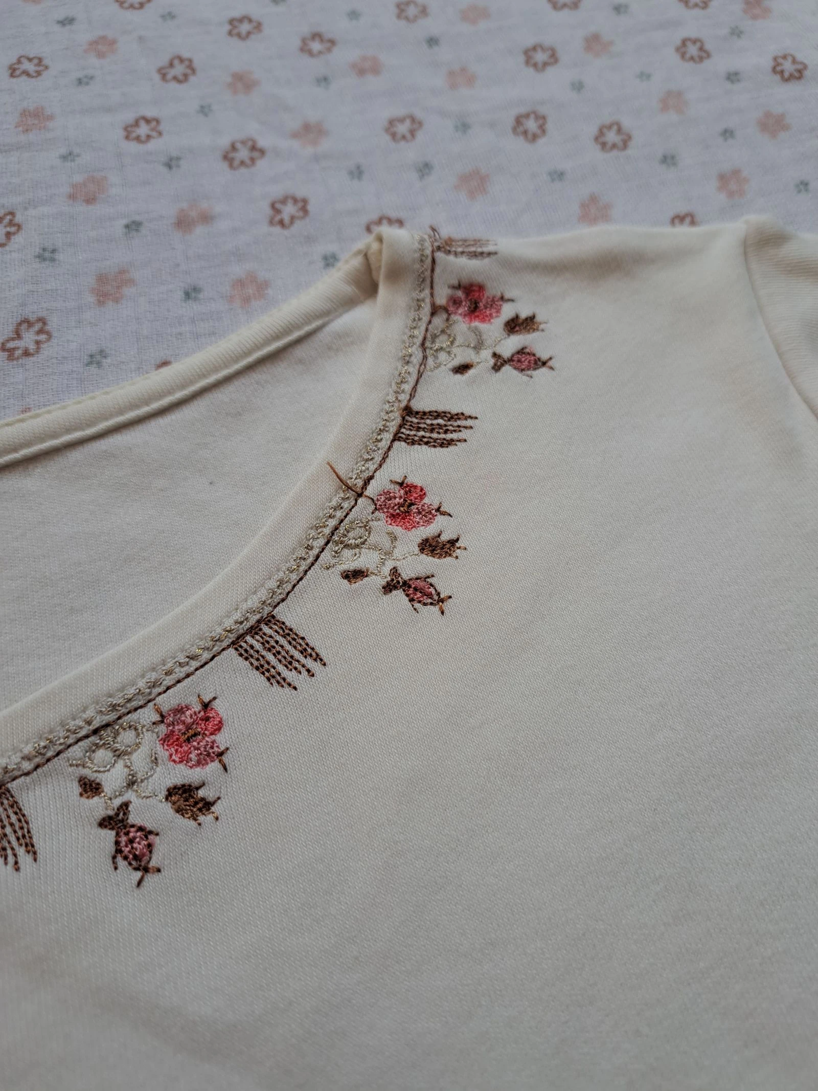 🌸 Camiseta MC con bordados Cyrillus - Talla 38 - Muy buen estado – photo 3